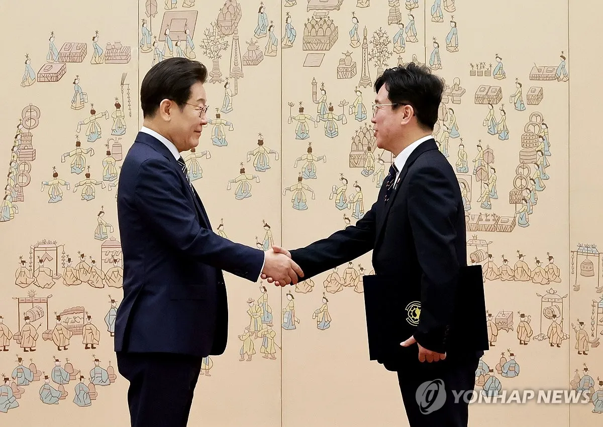 '긴급조정의 추억' — 소년공 대통령과 철도노조 장관, 그 칼끝은 어디를 향하는가